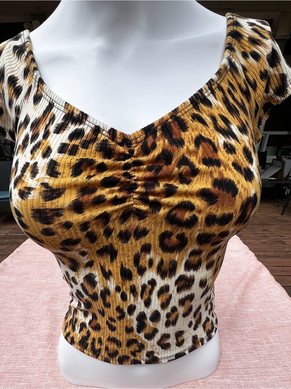 Just Polly. Leopard Print V-Neck Cropped Tank Top - Brown. Size L.